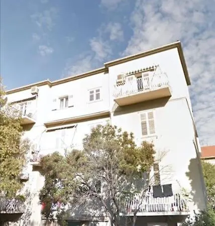 Apartment Sole Macula